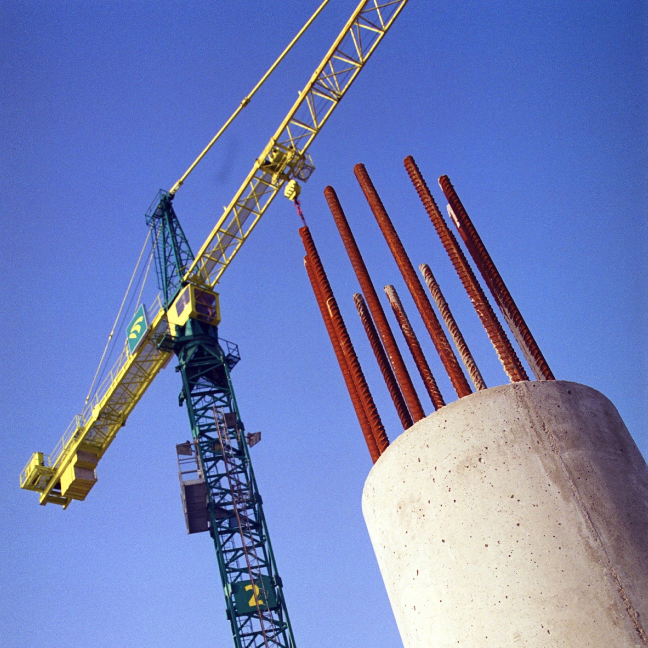 Een foto van een hijskraan op een bouwplaats