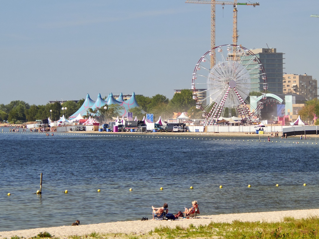 Afbeelding:Foto van groot festival op Almeerderstrand