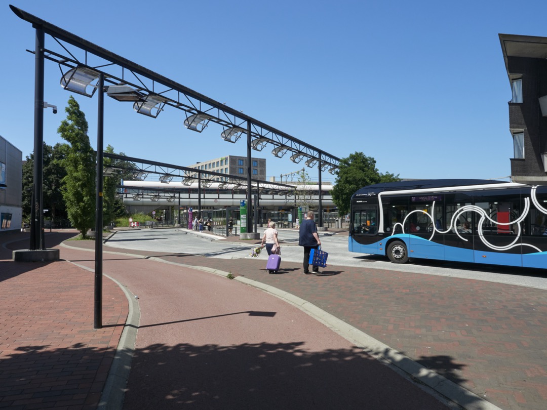 Afbeelding:Busplein Almere Buiten met mensen en een bus