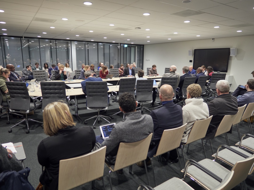 Foto van een carrouselvergadering van de Raad van Almere met flink wat publiek in Zaal Stad in het stadhuis.