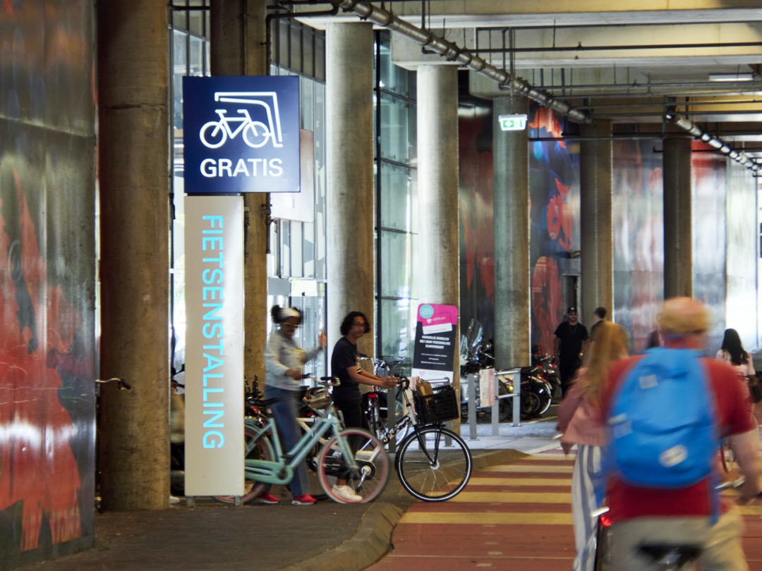 Foto van fietsenstalling, fietspad en fietsers in de tunnel onder het stadshart