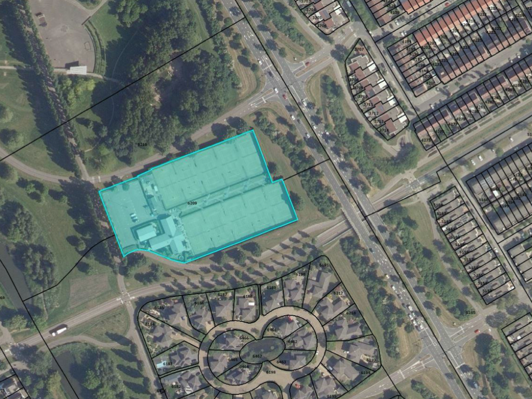Luchtfoto met ingetekende contouren van het woningbouwproject aan de Jacques Tatilaan in Almere