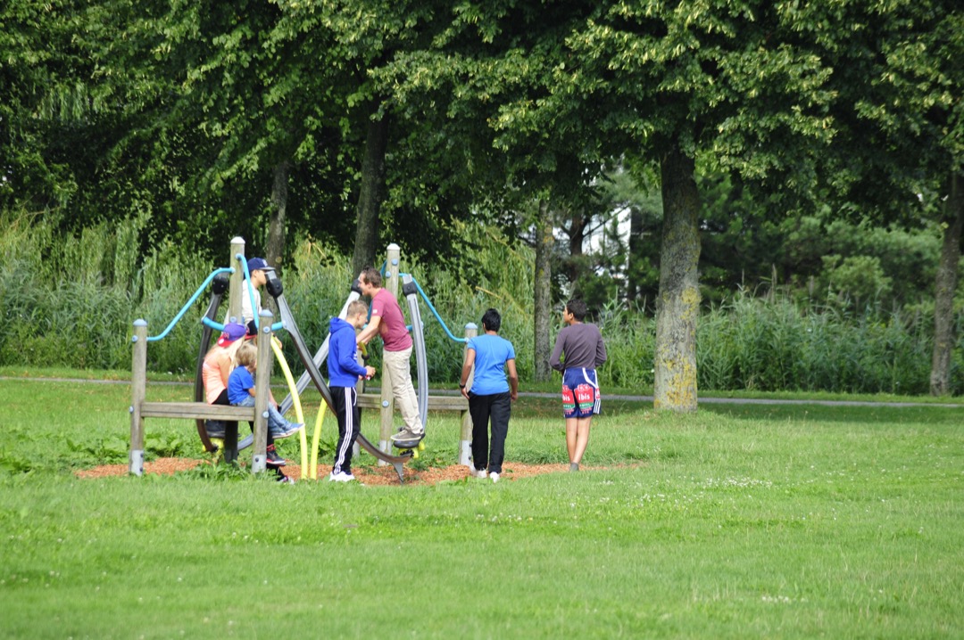 Jeugd in een park bij een speeltoestel