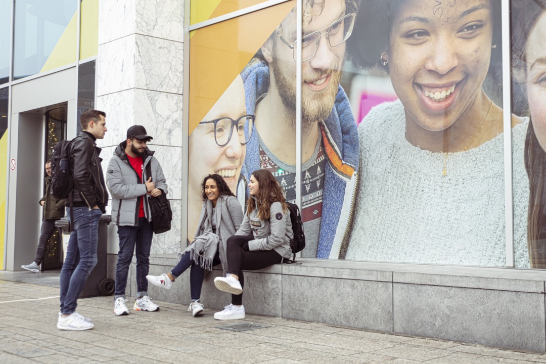 Jongeren naast hogeschool Windesheim