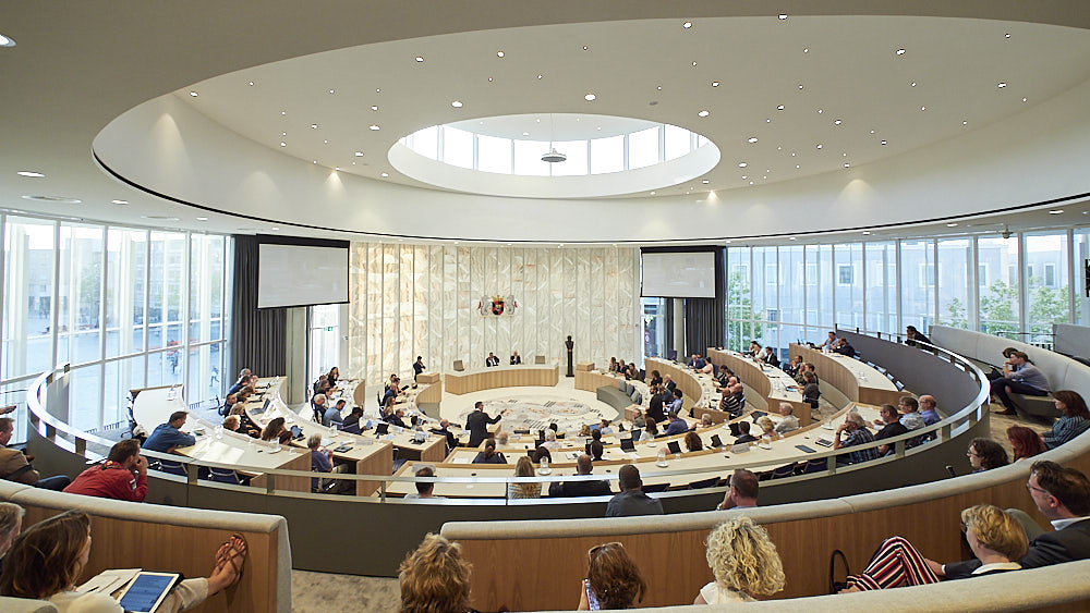 Foto van de raadzaal in Almere met raad en publiek.