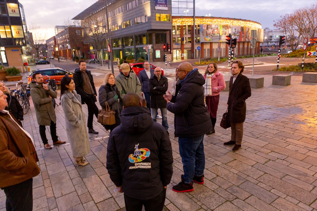 Foto van raadsleden die in de stad uitleg krijgen over binnenstadmanagement.