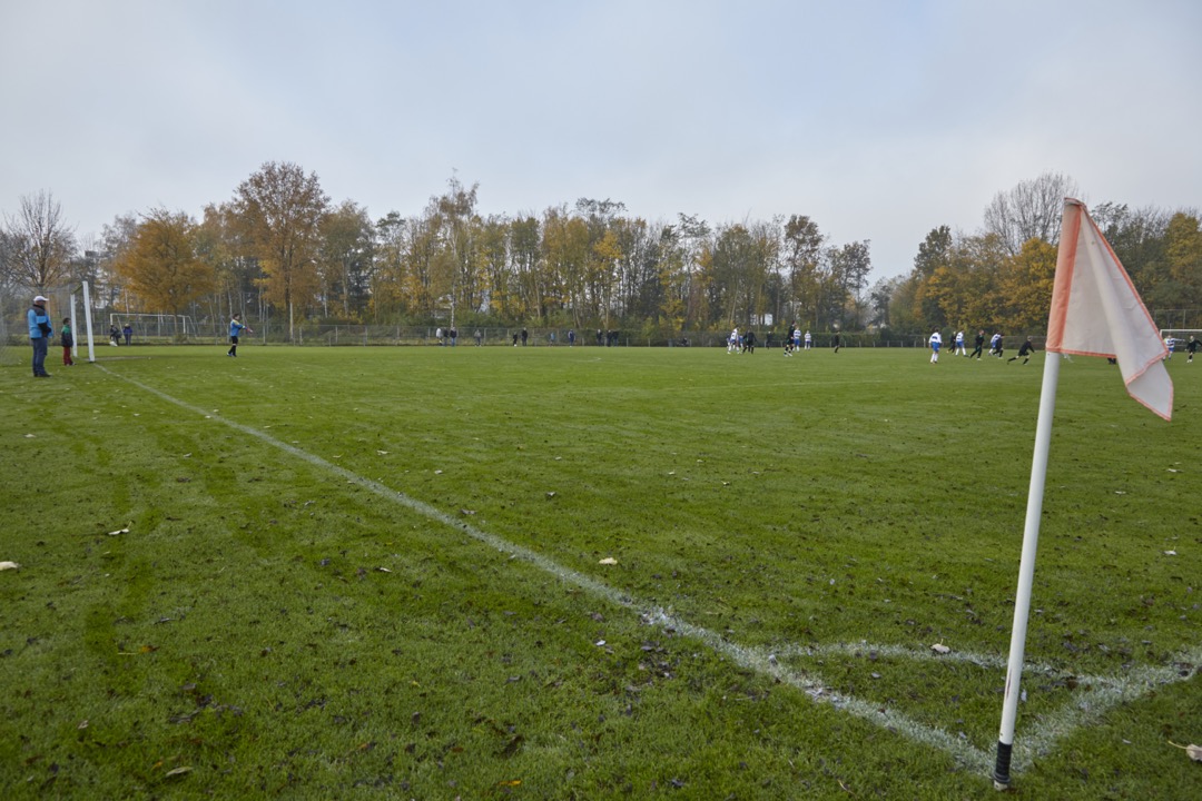 Afbeelding:Foto van voetbalveld met hoekvlag op de voorgrond
