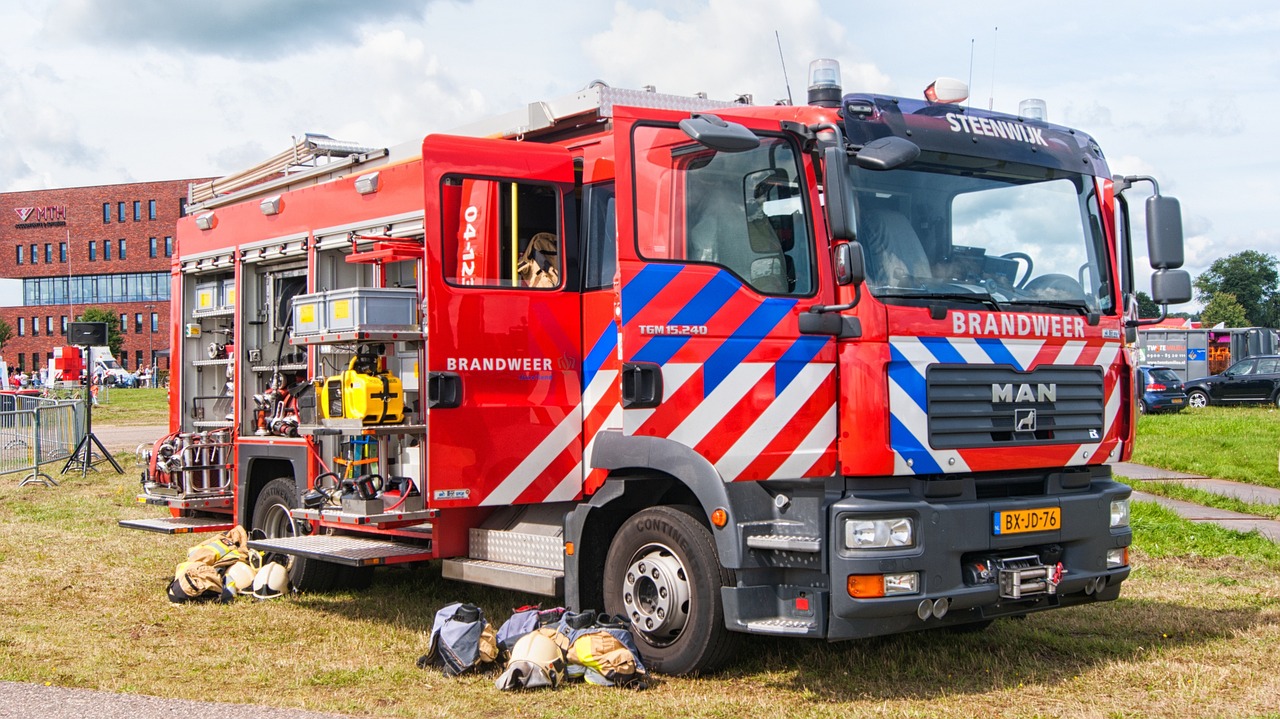 Brandweerauto met uitgestalde spullen