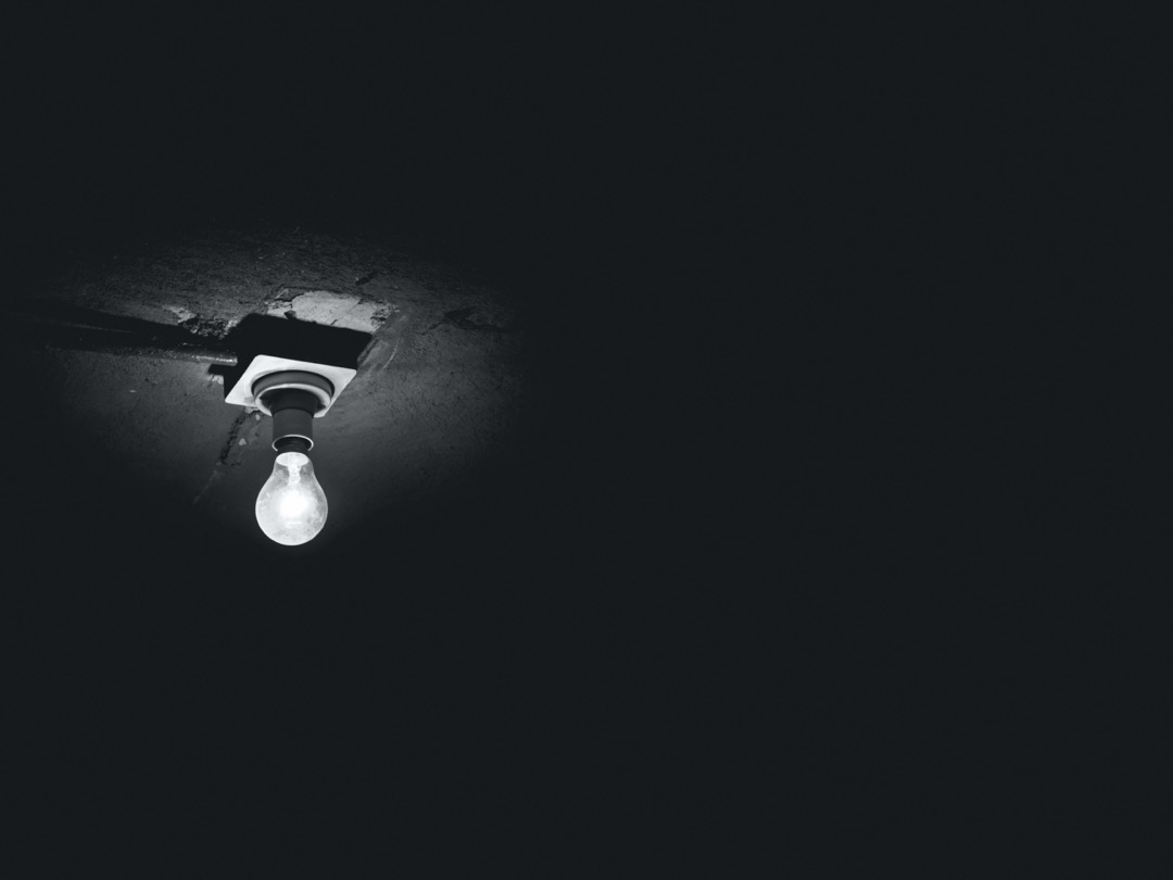 Afbeelding:Foto van een kale peer (lamp) aan een plafond.