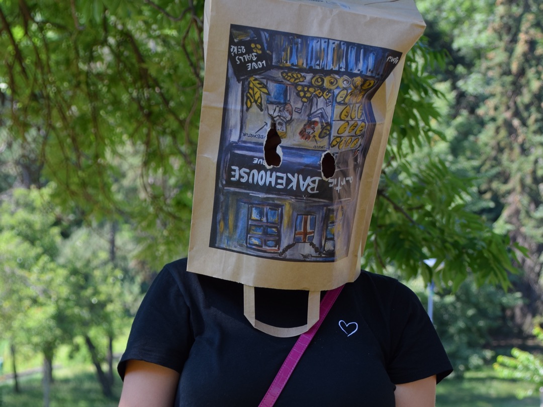 Foto van iemand met een papieren zak over het hoofd.