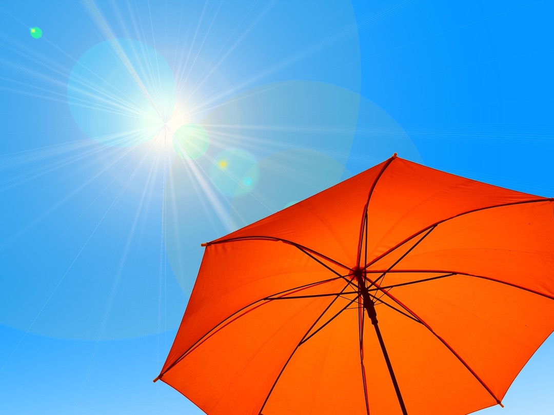 Foto van parasol tegen een blauwe lucht