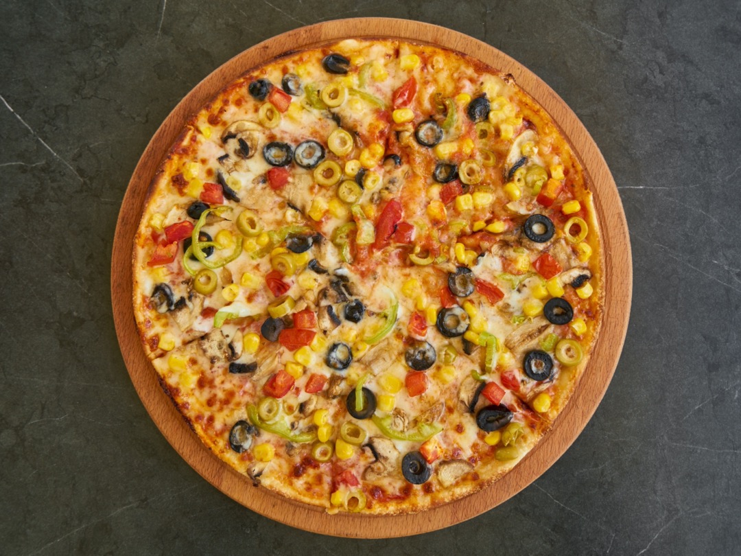 Foto van een pizza van bovenaf