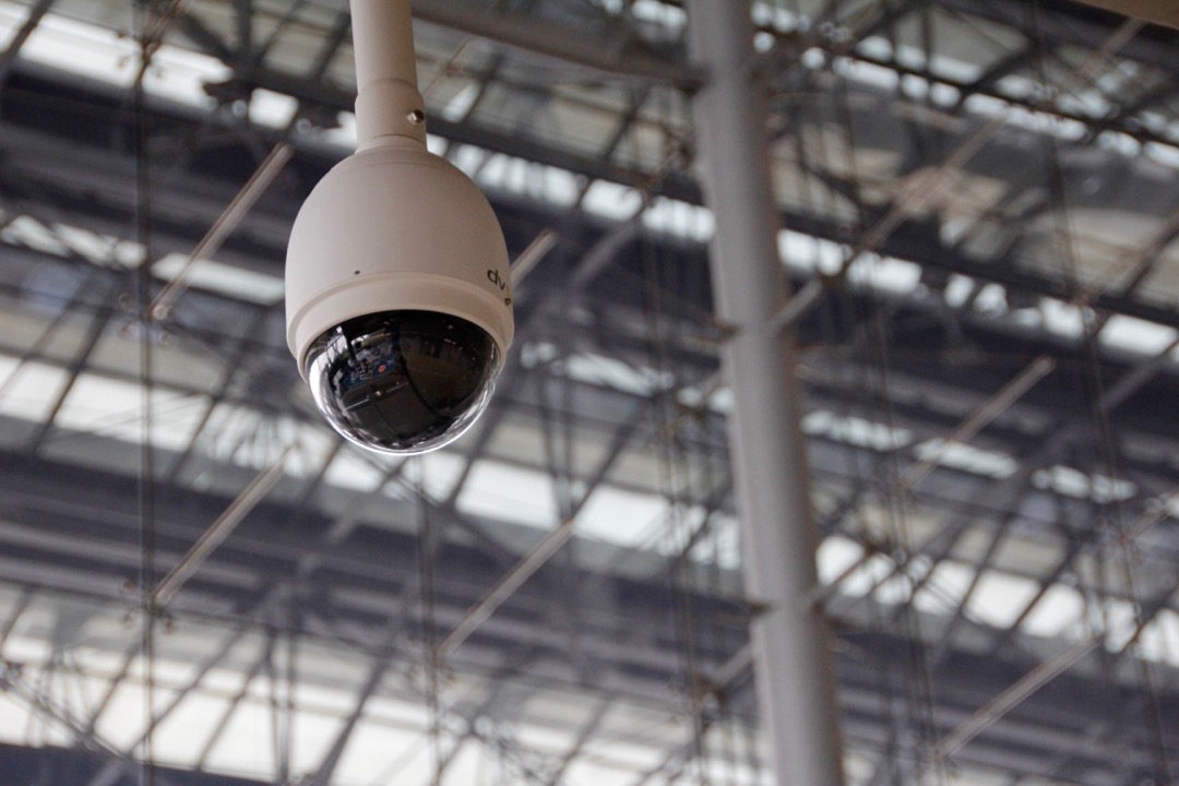 Foto van een beveiligingscamera in de openbare ruimte